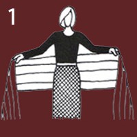 Šatku roztiahnite na chrbte a každý pruh chyťte jednou rukou.